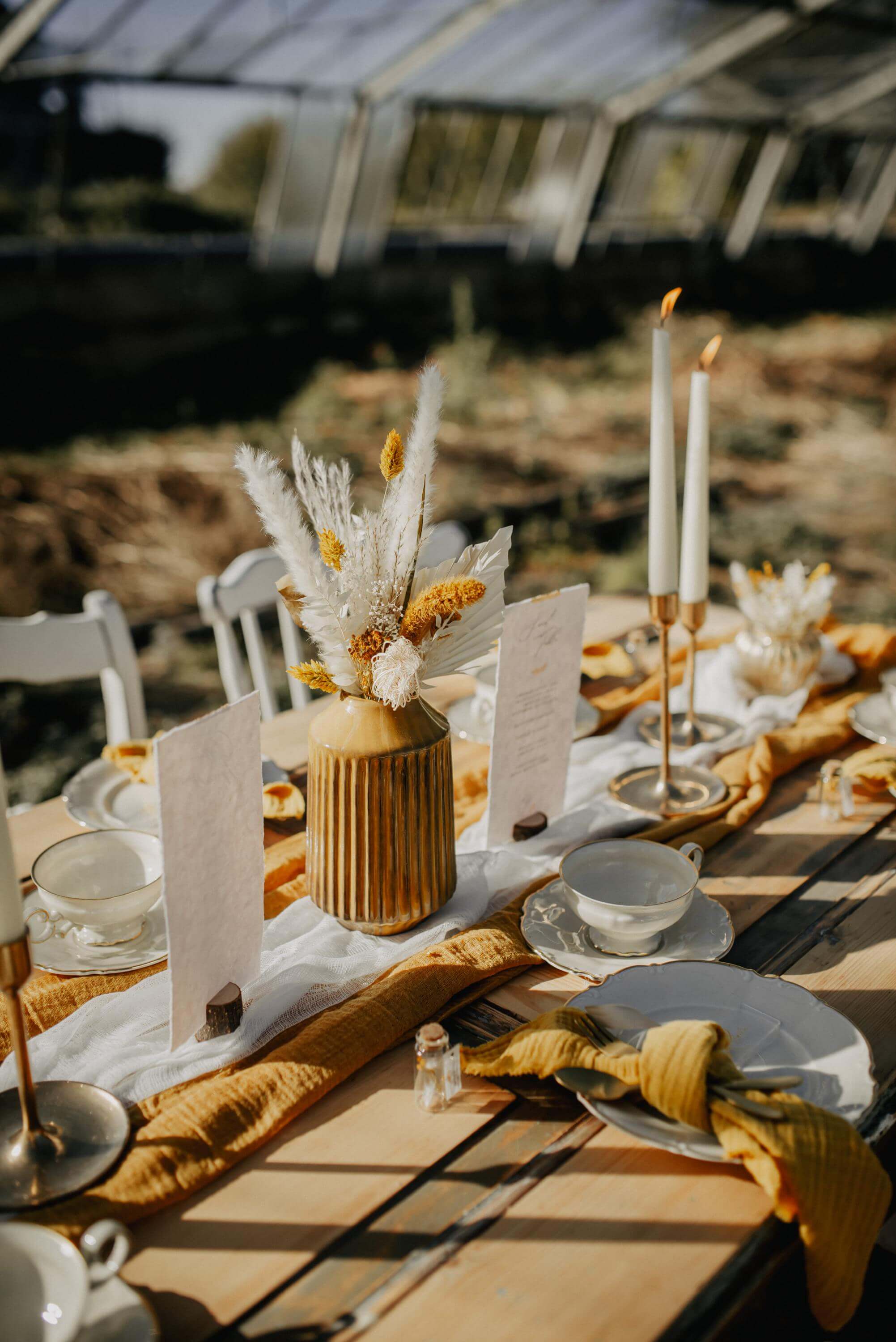 Foto mit Details zu Hochzeit Tablesetting Tischdeko und Senfgelb der Kategorie Hochzeit