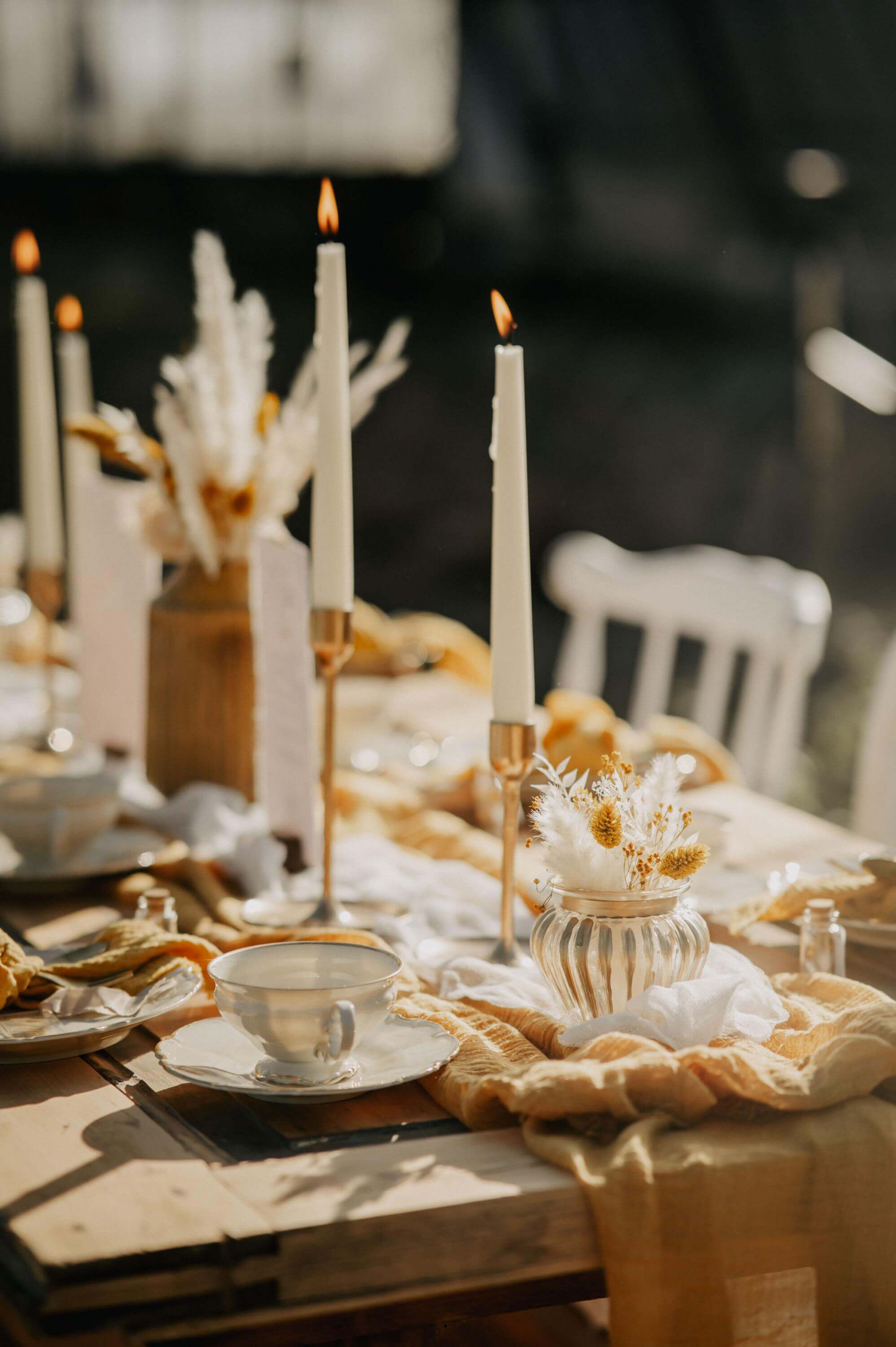 Foto mit Details zu Hochzeit Tablesetting Tischdeko und Senfgelb der Kategorie Hochzeit