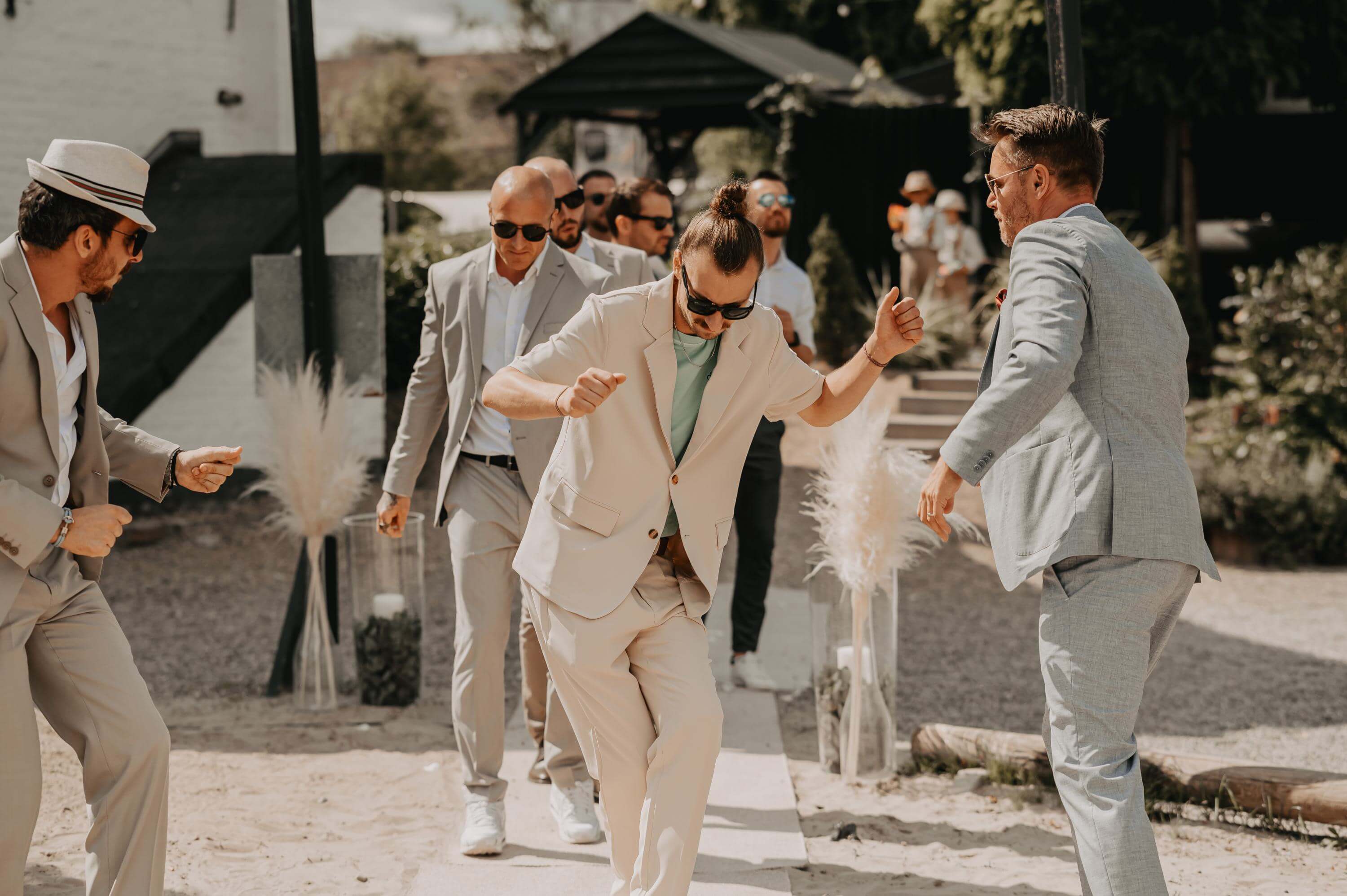 Before the groom marches in for the free wedding ceremony, his witnesses and guests also move to the location, dancing loosely.