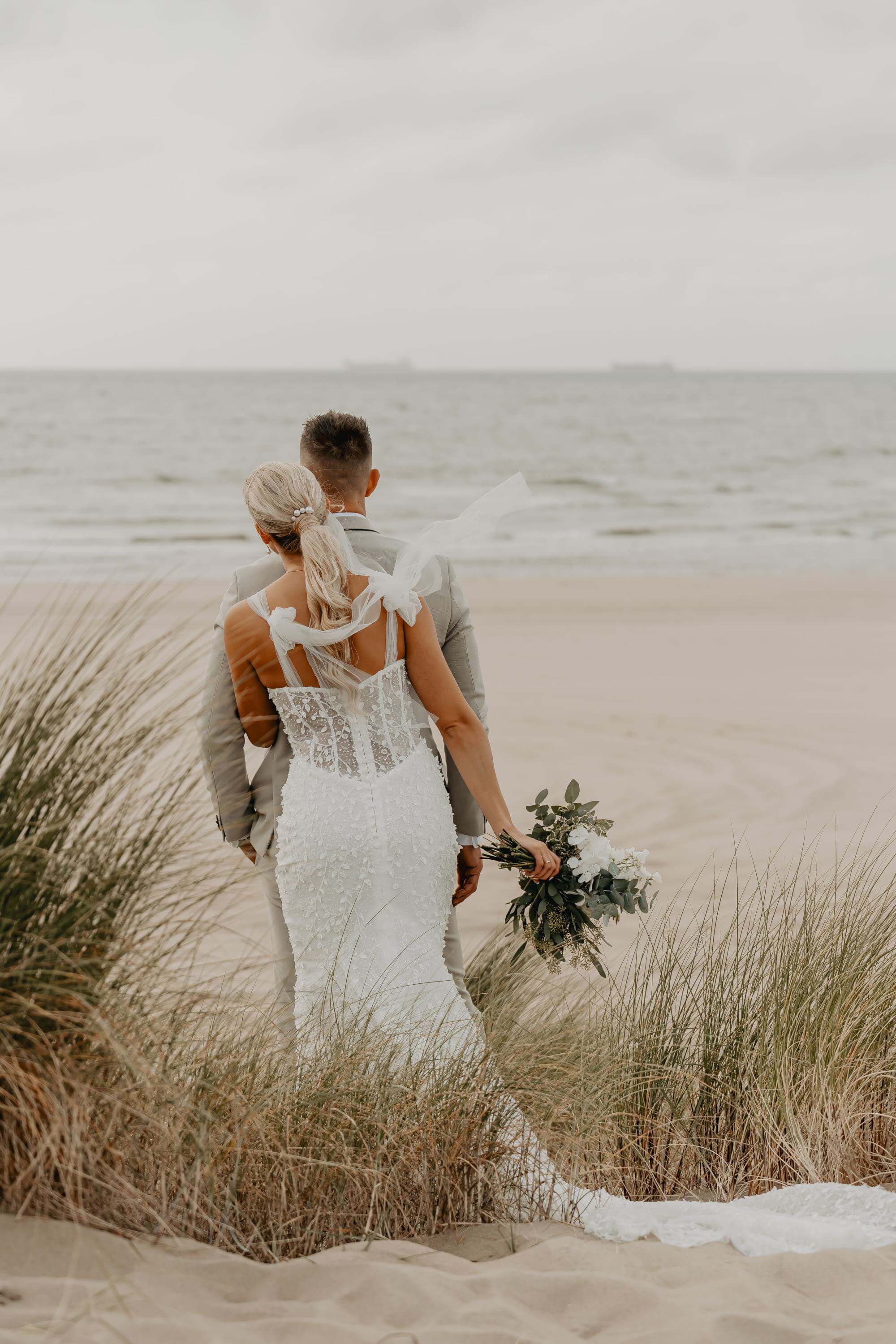 Foto mit Details zu Hochzeit Strandhochzeit Paarshooting Portraitfotos Sand Duenen Meer und Brautpaar der Kategorie Hochzeit