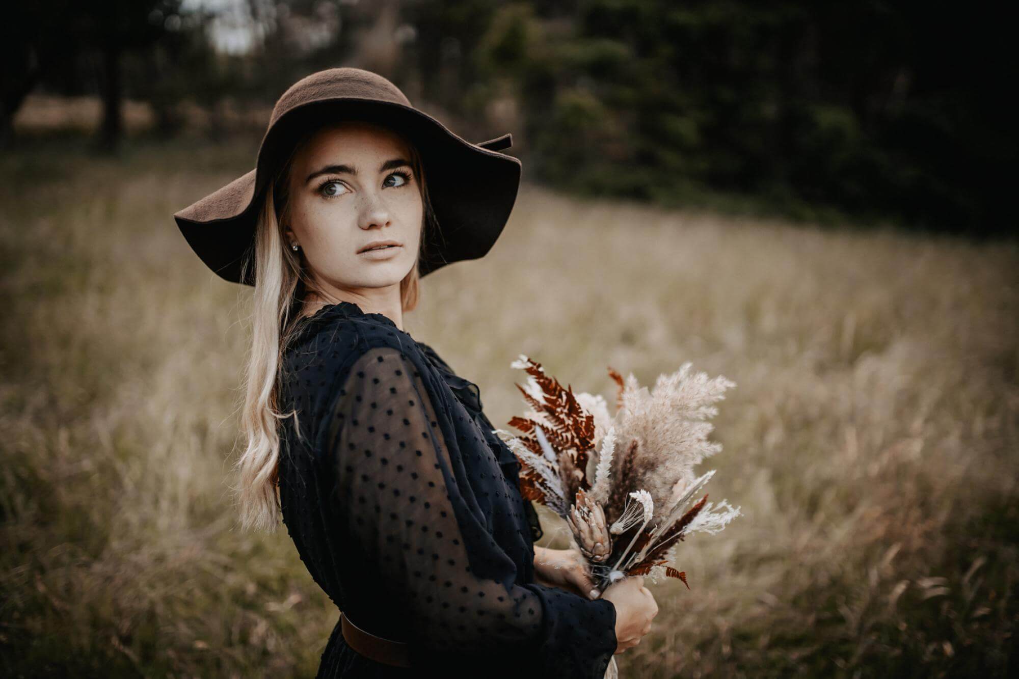 Photo with details of Portrait Boho Girl and Trockenblumen of category Portrait