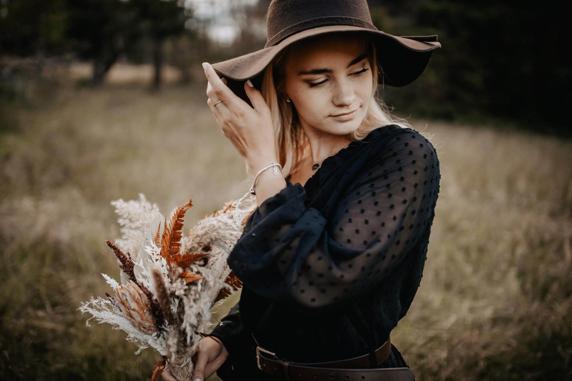 Photo with details of Portrait Boho Girl and Trockenblumen of category Portrait